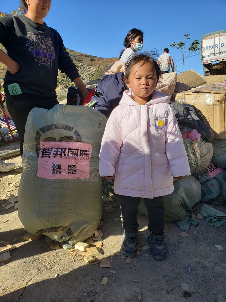 以爱之光，点亮未来！“智邦国际情系大凉山，捐衣赠物送暖阳”成功举办