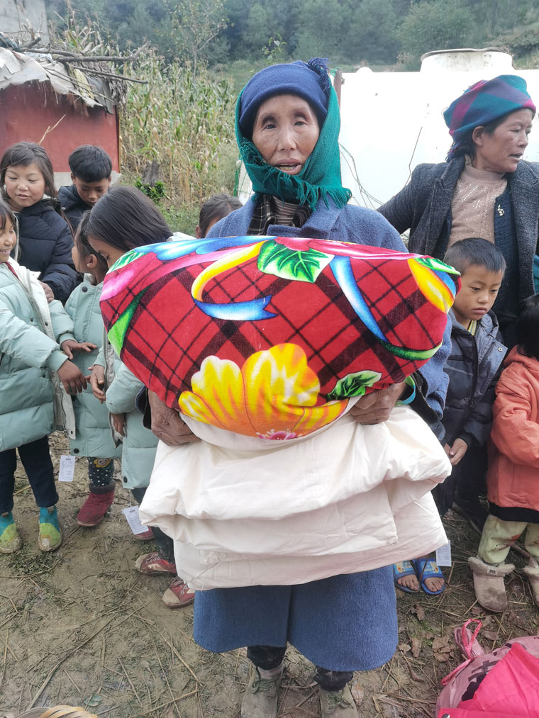 以爱之光，点亮未来！“智邦国际情系大凉山，捐衣赠物送暖阳”成功举办